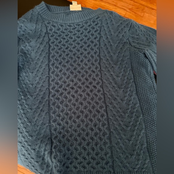 Small lot of sweaters Old Navy and St John’s Bay - Picture 2 of 6